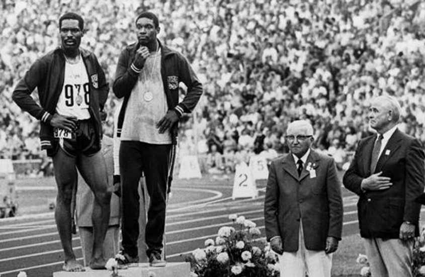 Historical photo of olympic runners.